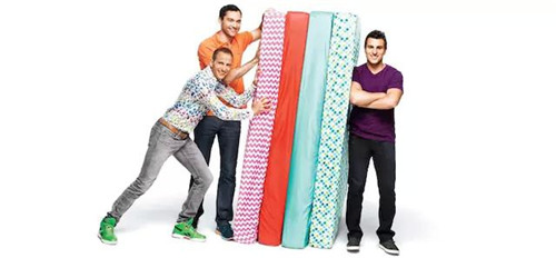 Airbnb 公司的三位創(chuàng)始人，以及他們最早的 Airbed