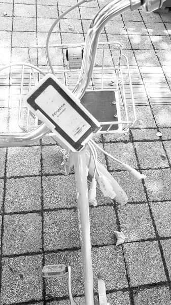 車把中間有手機(jī)充電支架，下方連接著3根充電線。