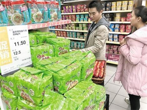 市民在超市內購買方便面。