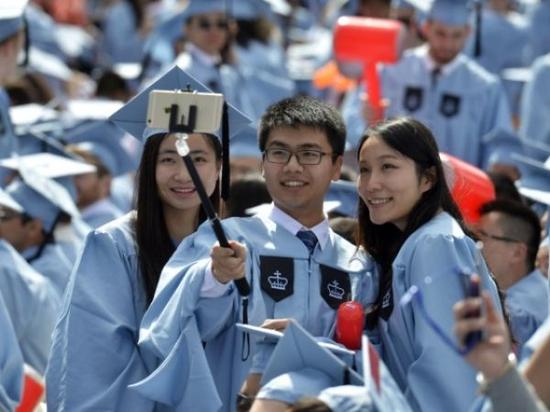 2015年5月20日，幾名中國留學生在美國哥倫比亞大學第261屆畢業(yè)典禮上自拍。約15000名畢業(yè)生參加了當天的儀式，其中包括近600名中國學生。新華社記者王雷攝