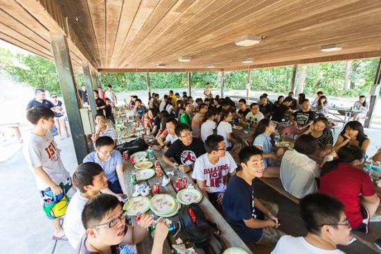 2013年，艾奧瓦州立大學中國學生組織為歡迎新生舉辦燒烤聚餐。