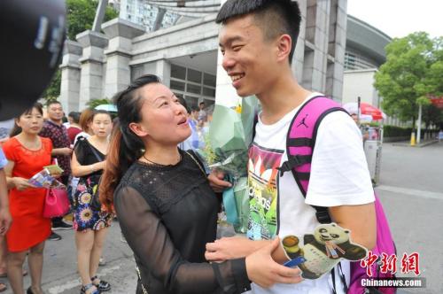 資料圖：家長(zhǎng)給考生送上鮮花。王康明 攝