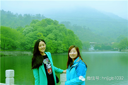 奧斯卡汽車(chē)影城的美女和這個(gè)風(fēng)景融入的真好啊，有木有？！