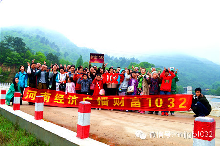 這么美的地方，我們合影留念，看大家多開(kāi)心！