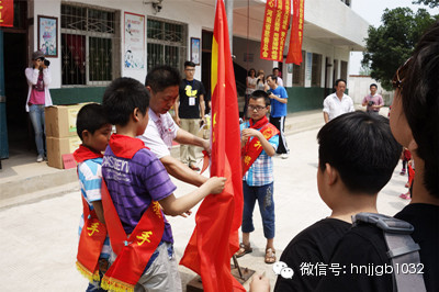 在莊嚴(yán)肅穆的國歌聲中，五星紅旗冉冉升起。學(xué)校的全體師生、愛心車隊的全體成員，共同經(jīng)歷了一次特殊的升旗