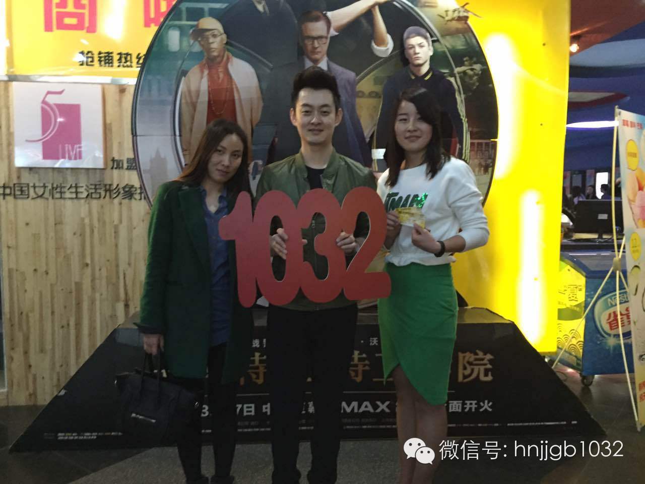 傳說中的Johnny終于現(xiàn)身啦！還是美女魅力大哦。帥哥美女好養(yǎng)眼，小編忍不住要多看幾眼呢。