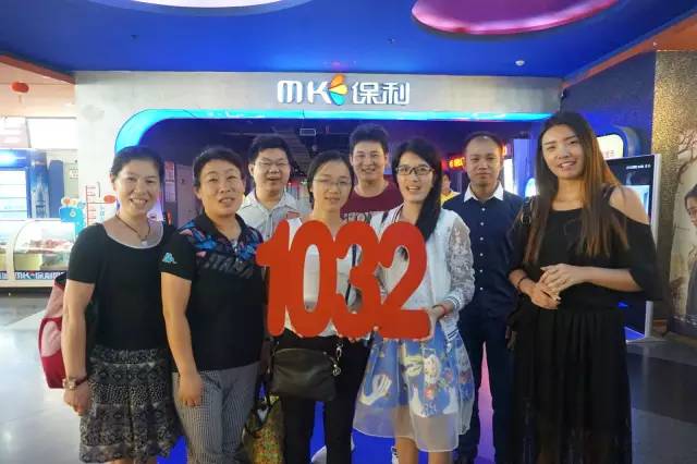 認(rèn)識(shí)的不認(rèn)識(shí)的，拍張合照就是朋友啦