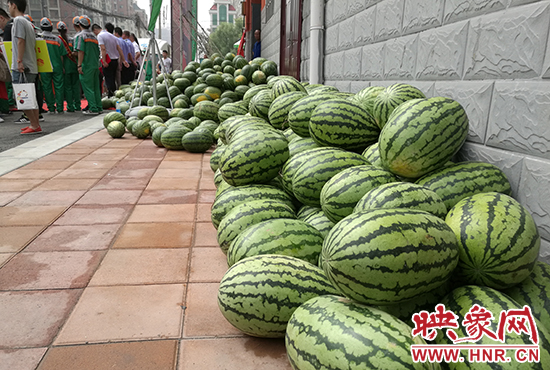 經(jīng)濟(jì)廣播工作人員和愛心企業(yè)給正在忙碌的環(huán)衛(wèi)工人、交警等送去一萬六千多斤西瓜和近百提礦泉水。