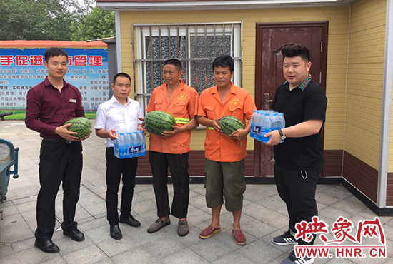 經(jīng)濟(jì)廣播工作人員和愛心企業(yè)給正在忙碌的環(huán)衛(wèi)工人、交警和協(xié)警等送去了一萬六千多斤西瓜和近百提礦泉水。