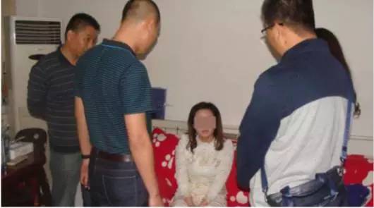 警方抓捕嫌疑人龐某衛(wèi)現(xiàn)場。警方供圖