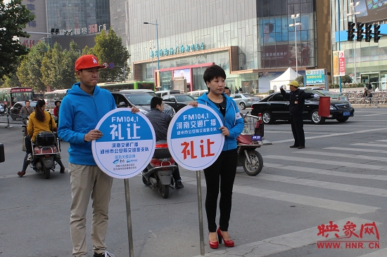 河南省文明交通形象大使、河南交通廣播主持人南方在活動(dòng)現(xiàn)場(chǎng)