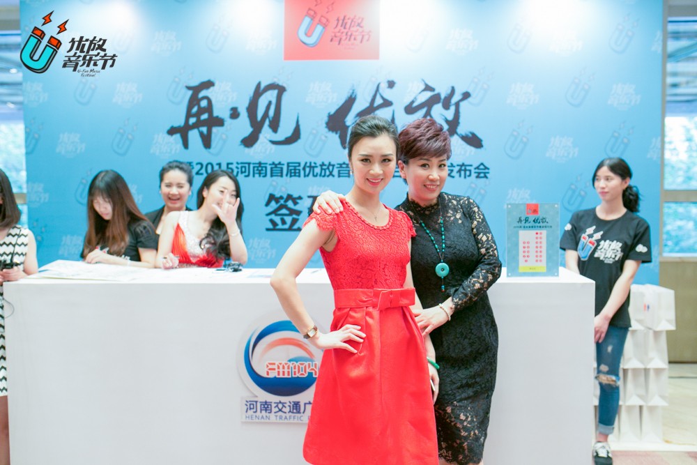 貼心的南方姐姐和美女主播小佩，海洋是不是每天都要流口水呀！