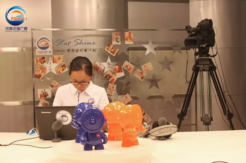 還是抽獎的姑娘比較認(rèn)真！為保證抽獎的公平公正，映象網(wǎng)進(jìn)行了全程視頻直播。