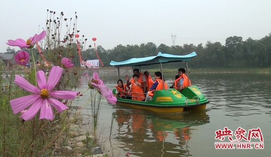 在水云間乘船游園，愜意無限