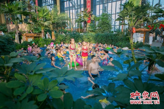 又開始過夏天的孩子們，在溫潤的泉水里放任天性。