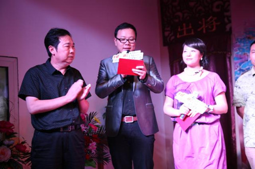 中國戲劇家協(xié)會(huì)副主席、省戲劇家協(xié)會(huì)主席、《周迪有戲》節(jié)目藝術(shù)總監(jiān)李樹建（左1）為月冠軍頒獎(jiǎng)