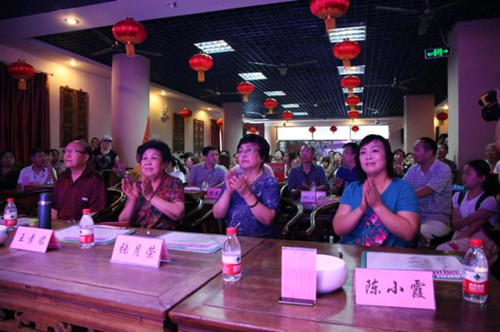 我省著名豫劇表演藝術(shù)家素君（左2）、常香玉弟子、國家一級(jí)演員張?jiān)聵s（右2）
