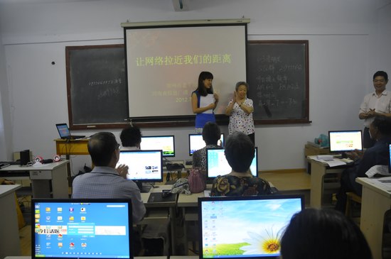 擁有18萬粉絲的網(wǎng)絡(luò)紅人、78歲的QQ奶奶張秀麗也來到網(wǎng)絡(luò)課堂
