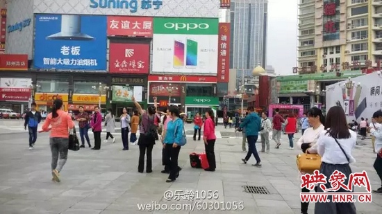 他們從四面八方匯集到二七塔下，由行走路人一下變成了一支舞蹈隊(duì)，跳起了節(jié)奏歡快、時(shí)尚動(dòng)感的舞蹈。