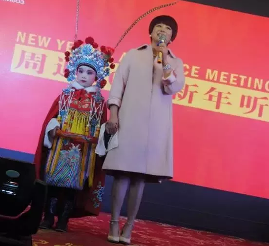 盛裝亮相的小戲迷，周迪的節(jié)目影響了一代又一代人