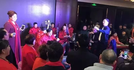 現(xiàn)場的樂隊老師也是咱的戲迷朋友，為了周迪的見面會今天累也開心