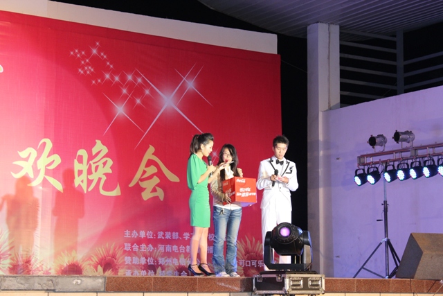 教育廣播女主播葉子現(xiàn)身晚會，全場沸騰