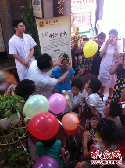 活動開始了，濟華中醫(yī)館的保健按摩專家李老師為大家講解如何有效預防青少年近視。