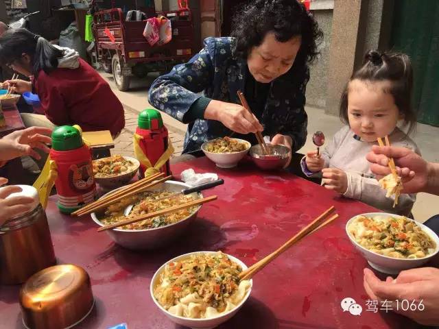 據(jù)說手搟面和柴雞蛋更配哦！