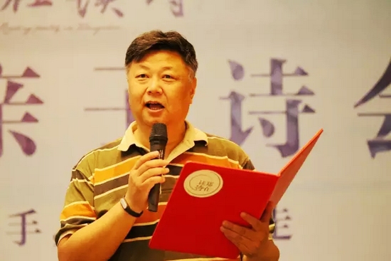 第一個節(jié)目便是重磅，大象融媒·欣欣象融網(wǎng)絡(luò)科技公司董事長魏峰帶來沈浩波的作品《在夏天時想起秋天》