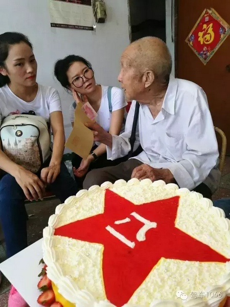 二姐們認(rèn)真聽老兵講抗戰(zhàn)的故事，老人年事已高，記憶都是轟炸！轟炸！轟炸！