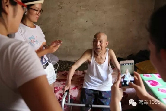 老兵老兵，你的勛章呢，國(guó)家給你的那個(gè)？