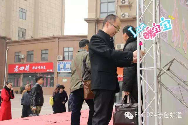 寒江副總監(jiān)親力親為，事無巨細(xì)。偶像真是暖暖惹人愛呢！