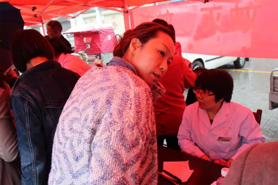 了解到有老人看病不方便，河南電臺1074綠色頻道活動小組欒老師將醫(yī)生請到老人身邊，親自為她診斷。