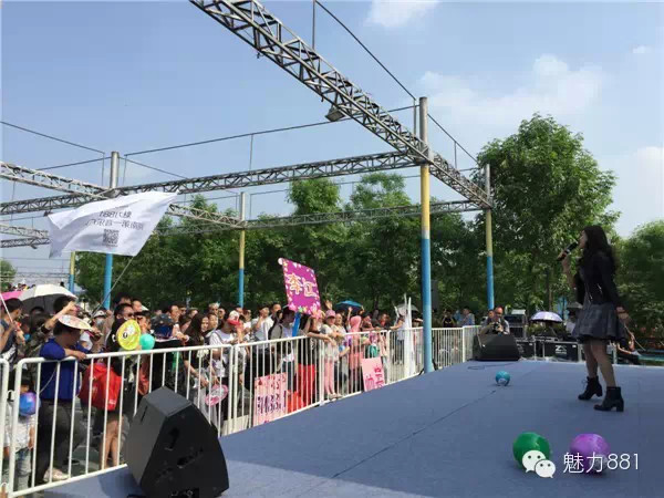 輕輕躍起、優(yōu)美身段，新聞小姐李江
