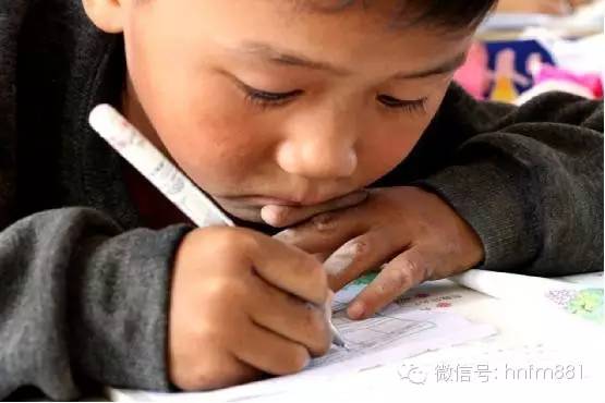 小手黑黑的，像是很少洗