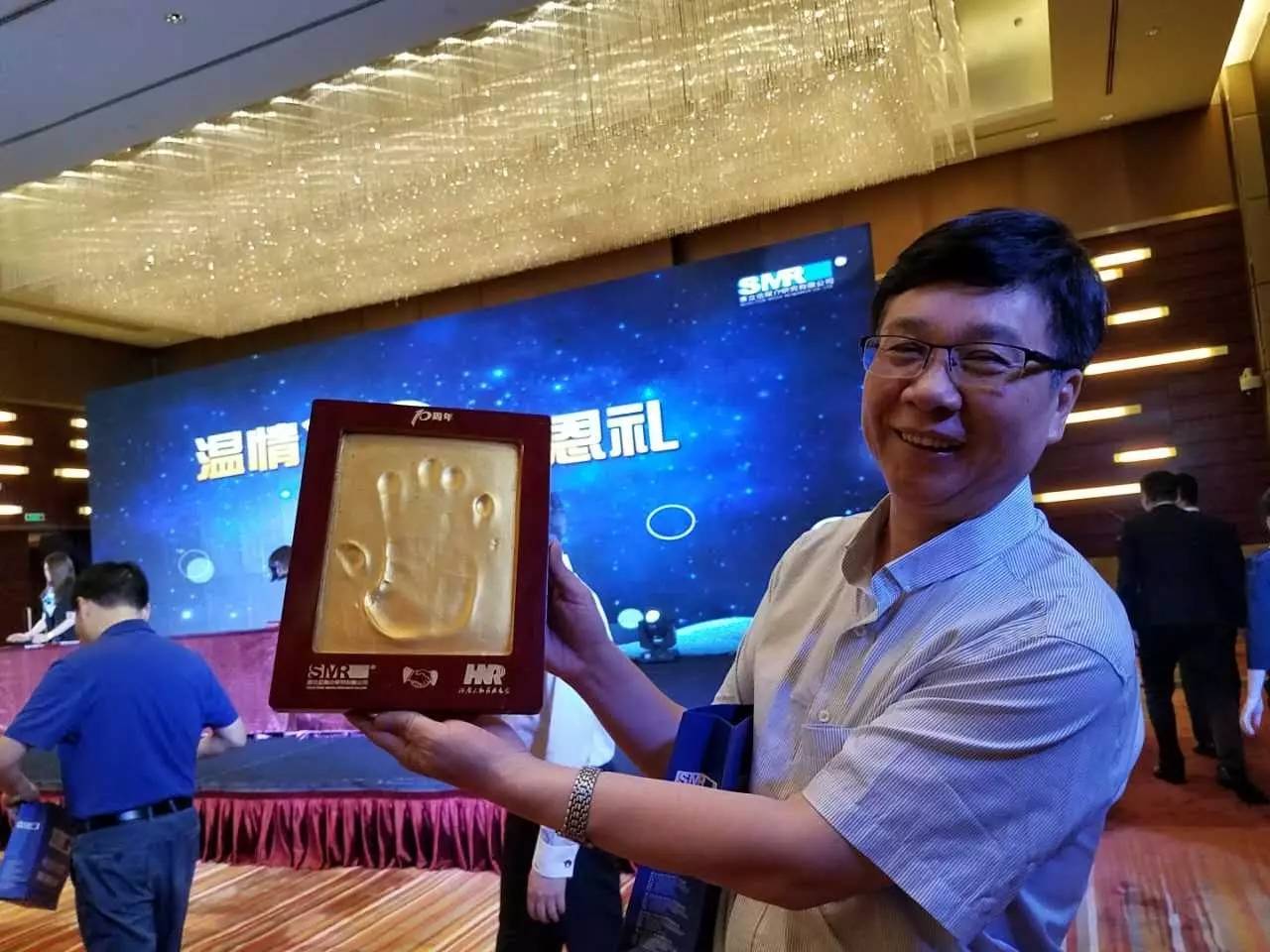 河南電臺副總編輯，宣傳協(xié)調中心主任高鐵軍先生代表河南廣播電視臺為慶賀賽立信成立20周年送上“手印”圖