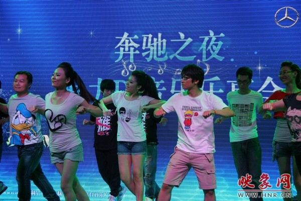 熱情洋溢的開場舞，DJ們?nèi)硇耐度? complete=