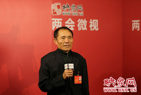 3月4日，全國人大代表、濮陽縣西辛莊村支部書記李連成在映象網(wǎng)全國兩會北京演播室做客《兩會微視》訪談。