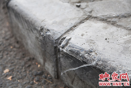 車道邊上的臺階，滿是電動車摔下碰撞的痕跡