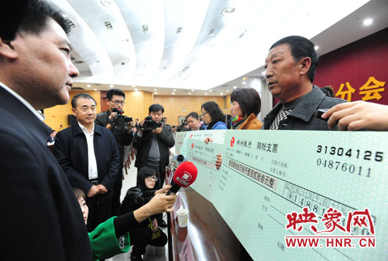 最高人民法院執(zhí)行局局長劉貴祥、河南省高級人民法院院長張立勇親手為申請執(zhí)行人員發(fā)放執(zhí)行款