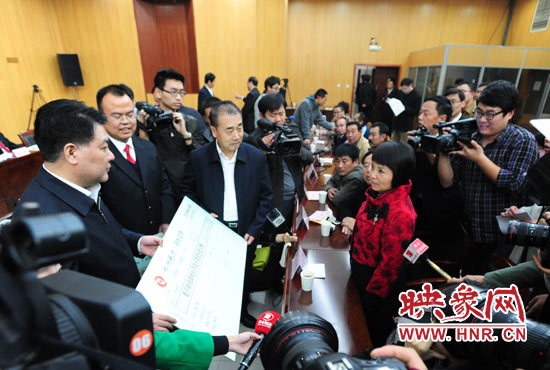 最高人民法院執(zhí)行局局長劉貴祥、河南省高級人民法院院長張立勇親手為申請執(zhí)行人員發(fā)放執(zhí)行款