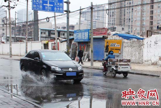 機(jī)動車路過，濺起一米多高的水花