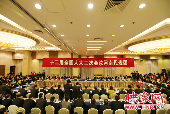 3月5日下午，第十二屆全國人代會河南代表團召開全體會議，議論政府工作報告。