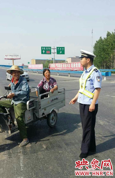 為抄近道走親戚，開封老漢騎電動(dòng)三輪車上高速。