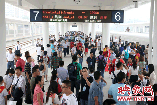 自6月25日鄭焦城際鐵路開(kāi)通以來(lái)，客流量遠(yuǎn)遠(yuǎn)超出預(yù)期。