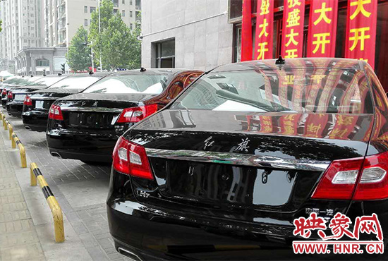 路邊一棟樓上懸掛著二三十條紅色條幅，全部是祝賀一家公司開業(yè)的。