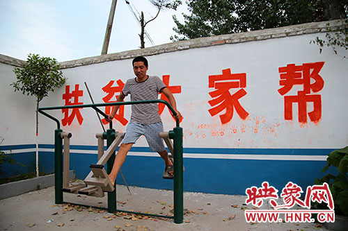張國敬堅持在村中的文化廣場上做著恢復性鍛煉。