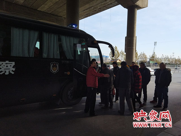 警方調(diào)來車輛，將超載人員轉(zhuǎn)運(yùn)走