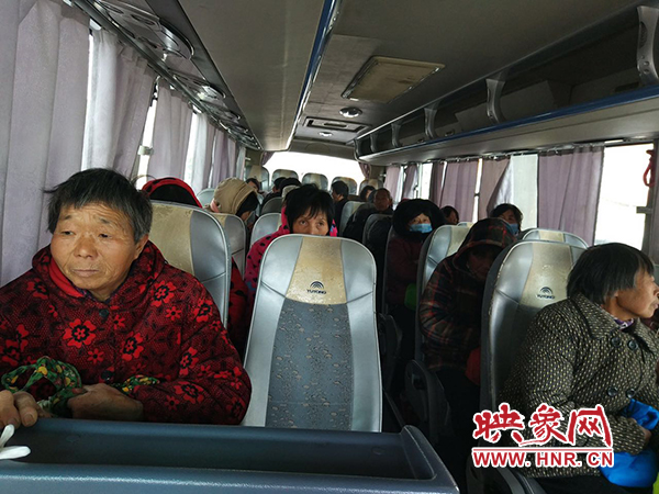 警方調(diào)來車輛，將超載人員轉(zhuǎn)運(yùn)走