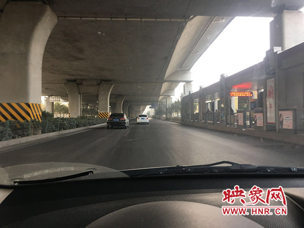 限行首日，三環(huán)橋上橋下，車(chē)輛不多，交通狀況良好。